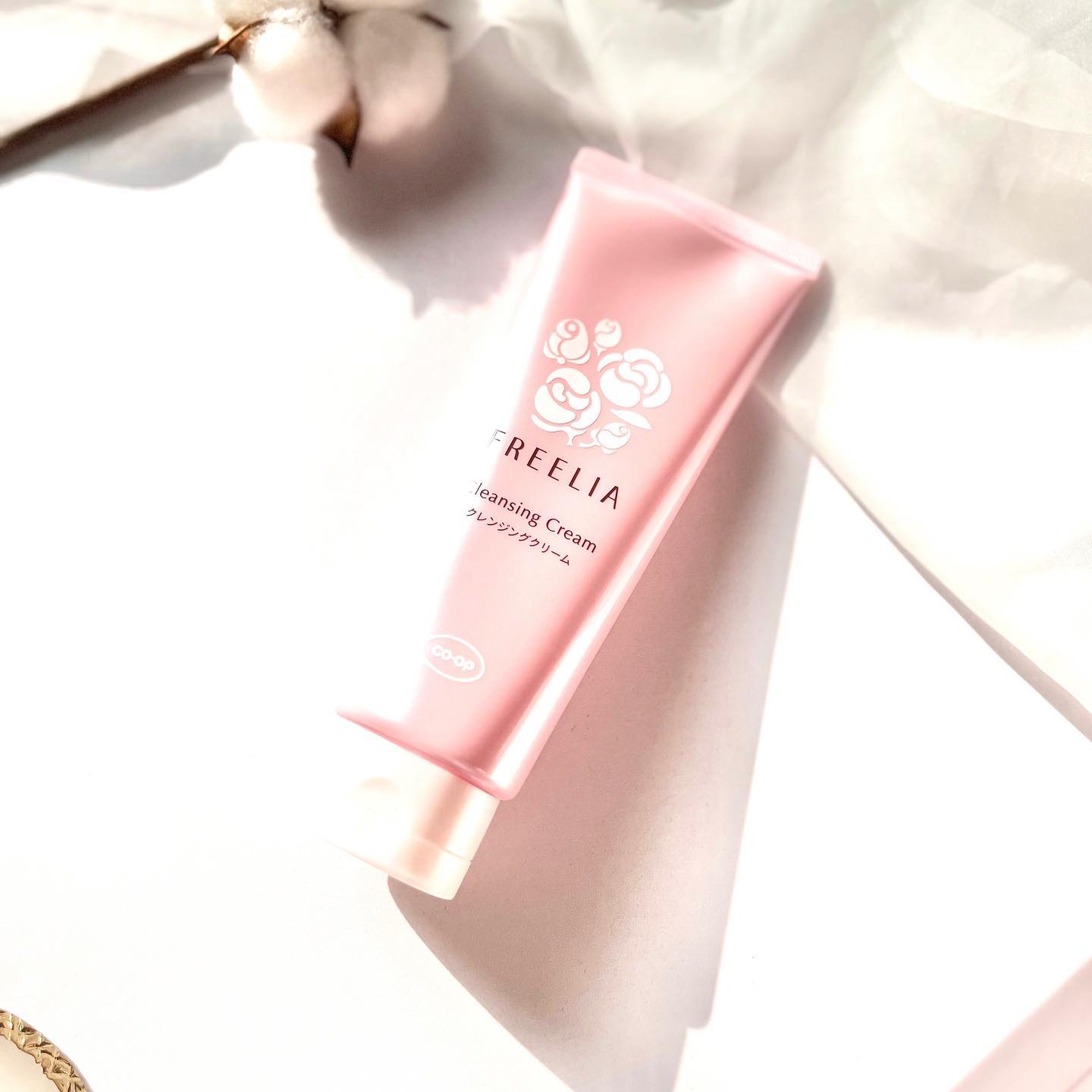 透明感あふれるハリつや肌へ◡̈⃝︎⋆︎*
⁡
⁡
\ 𝙁𝙍𝙀𝙀𝙇𝙄𝘼（フリーリア）/
⁡
⁡
@coopcosme45th 
@naris_coop 
⁡
⁡
国内の専用バラ園で大切に育てられた
バラの力を借りて 年齢に負けな