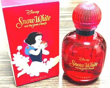 
インテグレートから発売のオードパルファム❤
ディズニー映画白雪姫80周年記念のものです✨

私自身香水はあまり使わないのですが、税抜1800円とお買い求めやすかったので購入✨

香りは時間ごとに変わっ