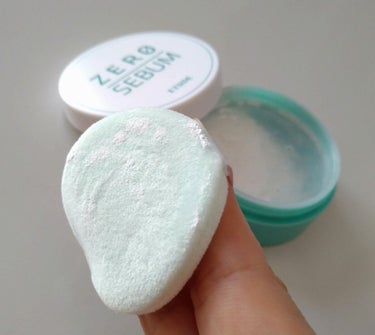 ETUDE Zセバムドライングパウダーのクチコミ「＼テカリやベタつき対策に／

スベスベとしたマットな陶器肌を演出する、持ち歩きに便利なパウダー.....」（3枚目）