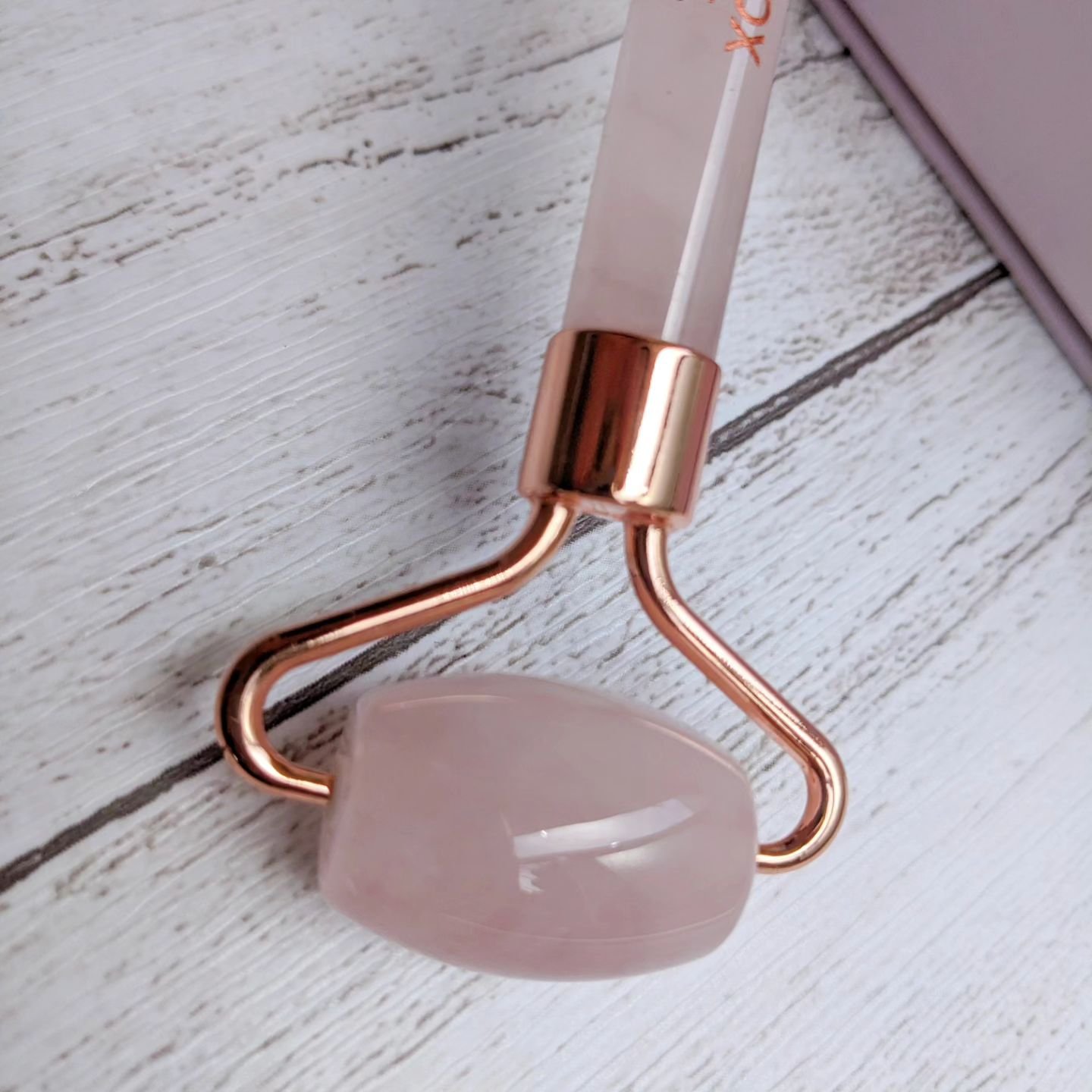 ローズ クォーツ フェイシャル ローラー/SNOW FOX SKINCARE/その他スキンケアグッズを使ったクチコミ（3枚目）