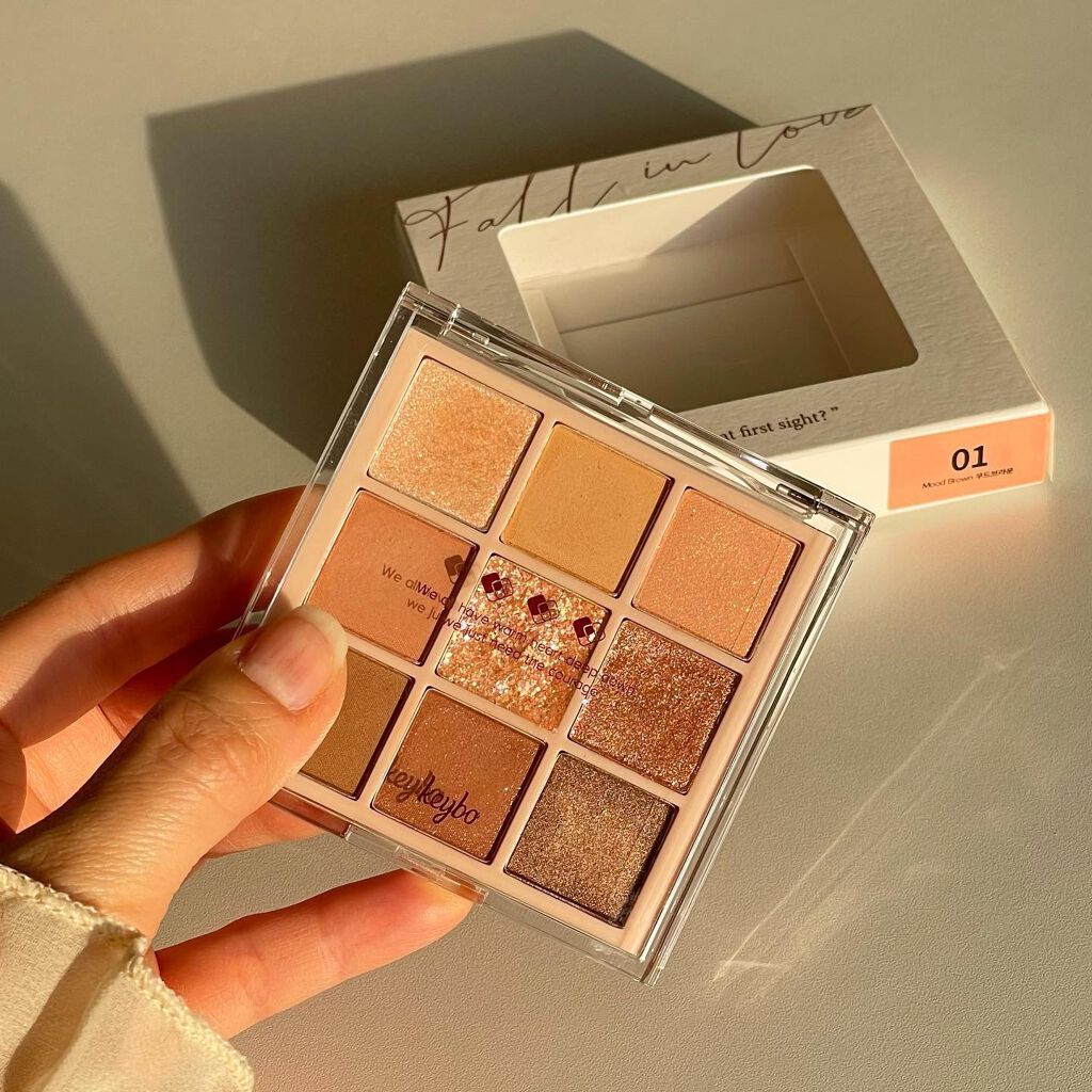 @keybo_cosmetic 
@keybo_jp 
【keybo】
fall in love  01  mood brown

新発売のkeyboのアイシャドウパレット😌💞

2色展開なんだけど
イエベにオススメなブラウンパレットに