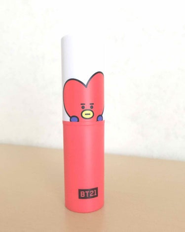 こんにちはarmyです！どうしてもBT21のコスメが欲しくて、Tataのスティックを購入しました！くすみや目の下のくまに、この赤のコントロールカラーを塗って、その上にファンデーションを塗ります。写真も、