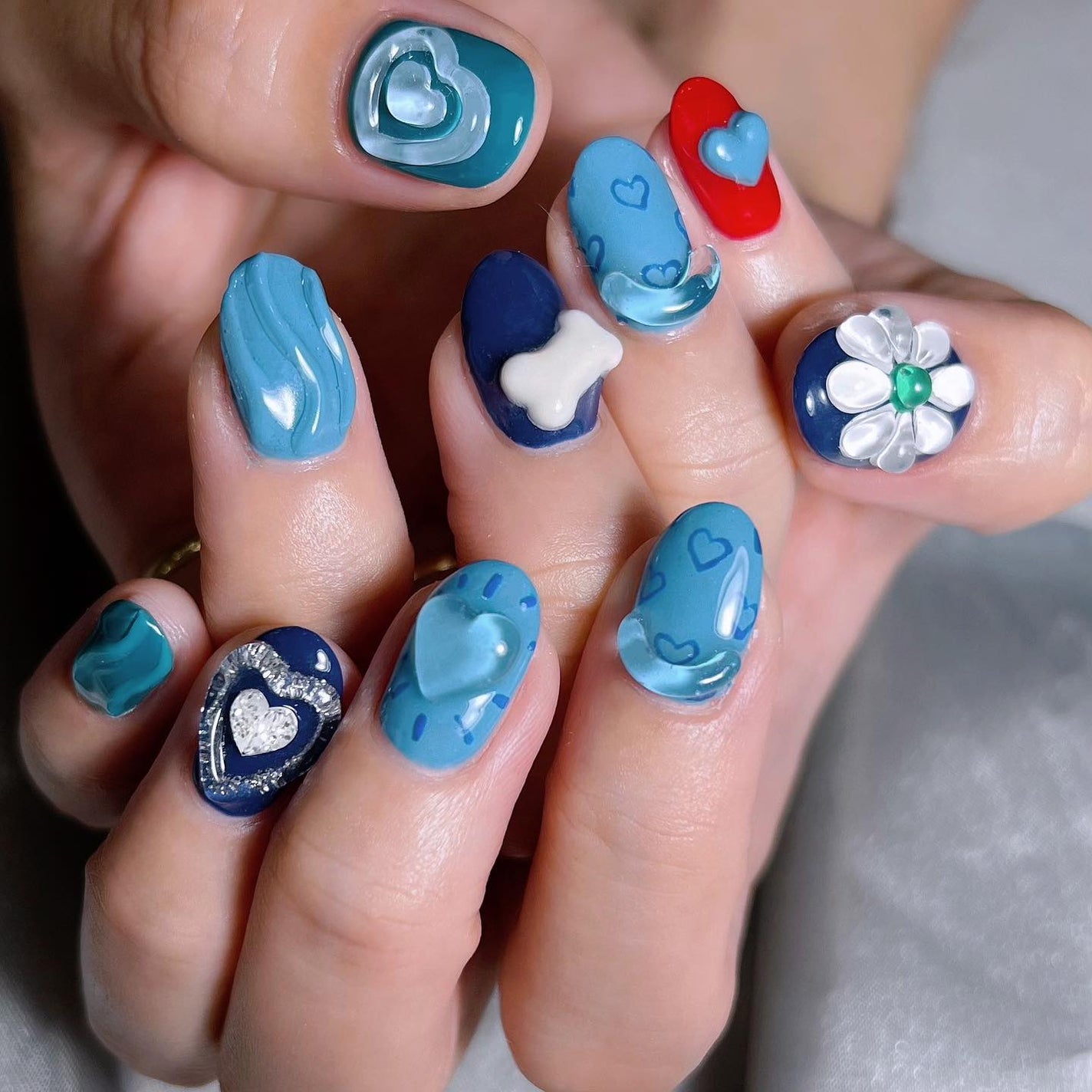なかやまちえこ on LIPS 「💙⠀⠀デザインイメージお伝えいただいて🦴⠀#nail#nail..」(1枚目)
