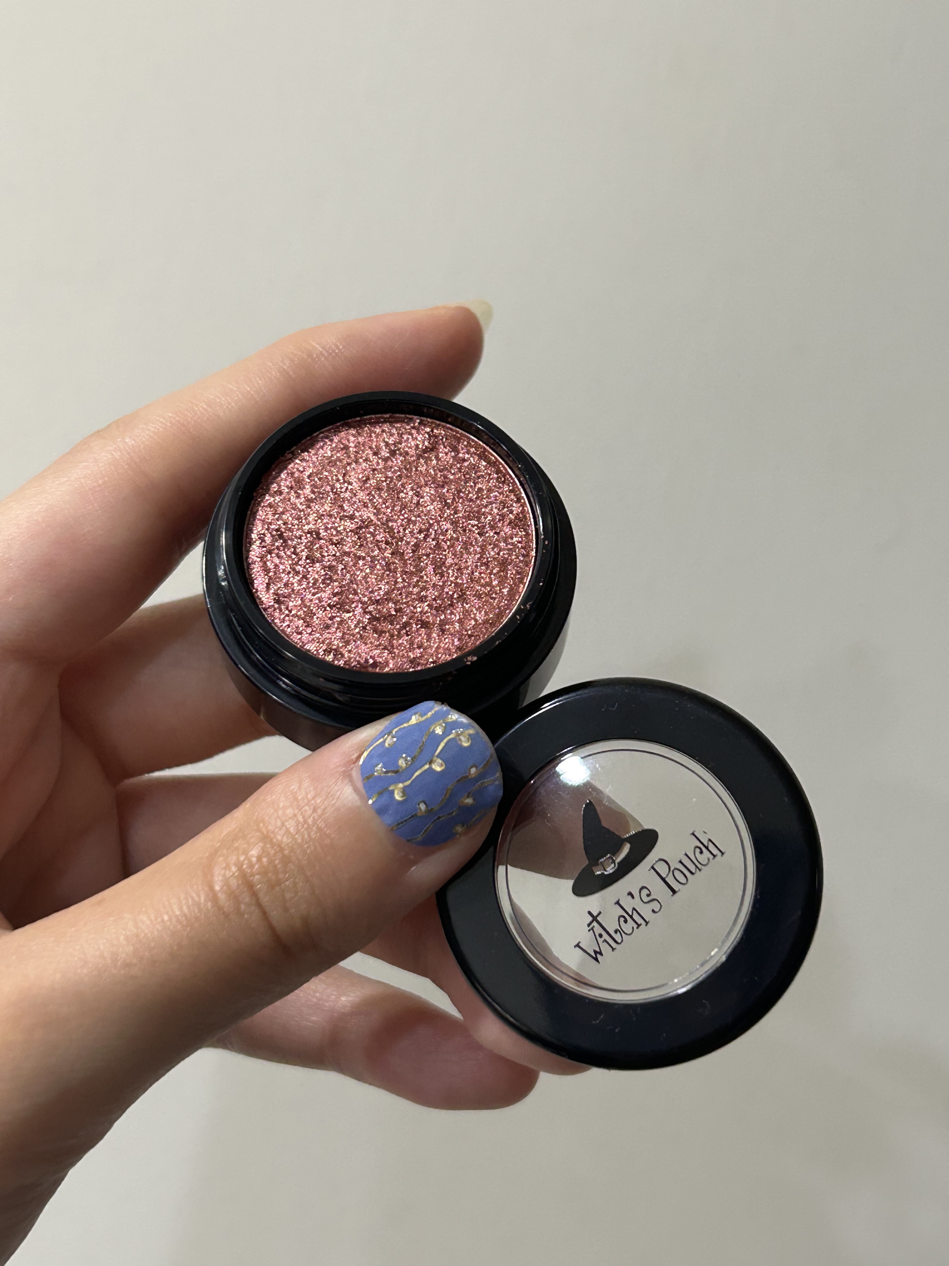 セルフィーフィックスピグメント 06 エレガントチェリー/Witch's Pouch/単色アイシャドウを使ったクチコミ（3枚目）