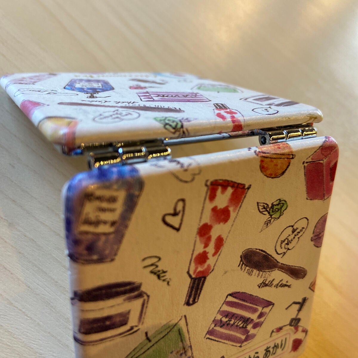 ユキ on LIPS 「すごいこの鏡🪞オススメ‼︎持ち運びにもいい!!上の鏡は大きく見..」(3枚目)