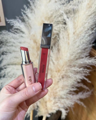 イエベ春リップ💄
可愛い組み合わせ見つけました😌

❣️左　lakaリップ
【使った商品】laka 205 マルド
【色味】コーラルピンク
【色もち】普通
【質感】艶
【保湿】あり
【良いところ】高発色！イエベ春向き

❣️右　ETVOS リップ
【使った商品】ETVOSミネラルリッププランパーシアー
【色味】キャンディオレンジ
【色もち】あまりないので、重ねて塗るのがおすすめ
【質感】艶々
【保湿】しっかり保湿されます◎
【良いところ】肌なじみがよく透け感のあるシアーな発色

使い方
最初にlakaリップ205を塗り重ねてETVOSキャンディオレンジを中央部分に塗ったよ😌

立体感が出て可愛い❣️

#laka
#lakaリップ
#春メイク
#春リップ
#マルド
#etovos 
#ミネラルリッププランパーシアー
#キャンディオレンジ


の画像 その0