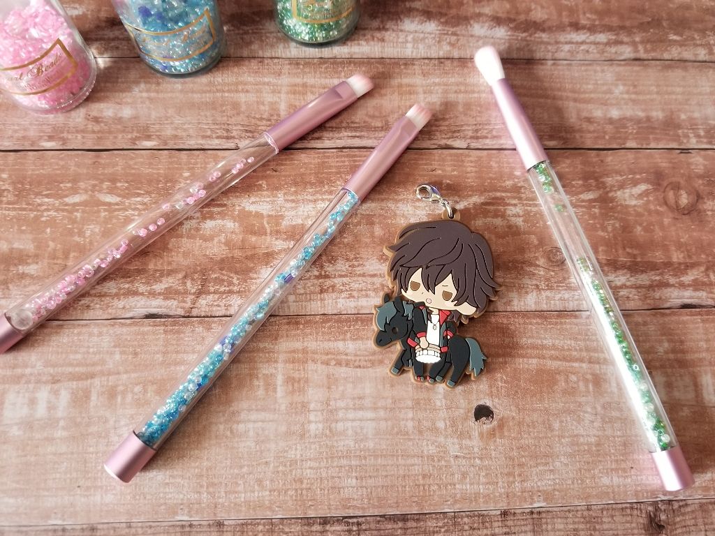 桃色プリン球菌 on LIPS 「謎のブラシをセリアで発見。こいつ何故か手芸コーナーに住み着いて..」(2枚目)