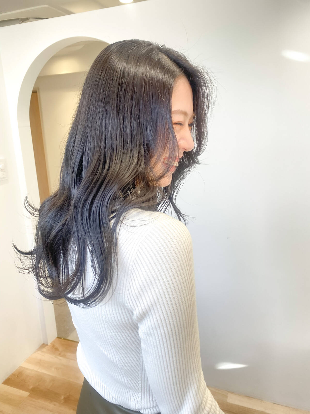 「黒系ヘアカラーは透明感が魅力♡おすすめ市販カラー剤や黒染めしないで黒くする方法を紹介」の画像（#561684）