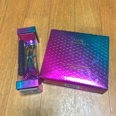 tarte be a mermaid & make wavesのクチコミ「ハワイへ旅行にいった時のデパートで見つけた 人魚ビューラー(ミニマスカラ付) と 貝殻モチーフ.....」（1枚目）