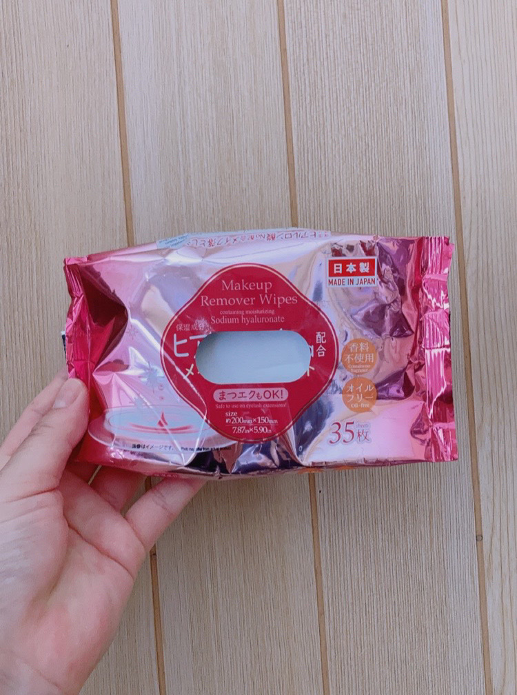 ダイソーで購入したヒアルロン酸配合メイク落としシートです。

無香料・オイルフリー・まつエクOK・日本製

向こうが透けてみえるくらいペラペラのシートです。

液の量も少なめだと思います。

肌触りも良くないです。

頼りなさそうですが、一