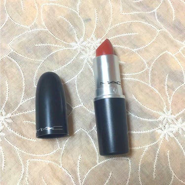 秋メイクのために秋色リップを購入しました💄

💄トープ というカラーで、レンガのようなカラーです☺️
とってもかわいい、、、💓

トントンと唇にスタンプして使っています💋
しっかり保湿したほうがいいかな