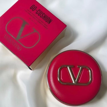 ハイブランドの"VALENTINO"の
VALENTINO BEAUTYが遂に日本に上陸₊⁺

高級感のある
真っ赤なVのロゴが入った
パケがめちゃくちゃオシャレすぎる✴︎

クッションファンデーション