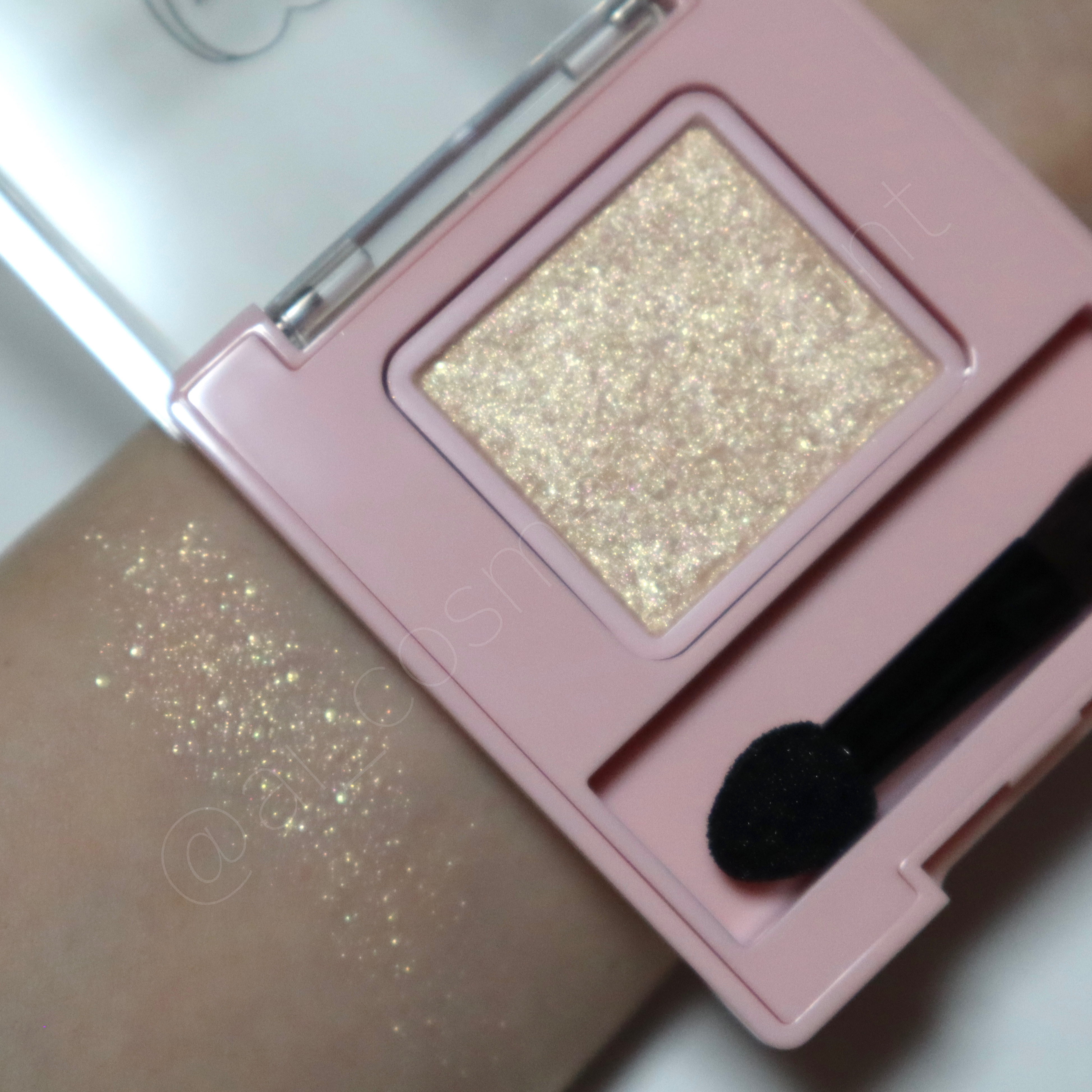 フーミー シングルラメシャドウ/WHOMEE/単色アイシャドウを使ったクチコミ（2枚目）