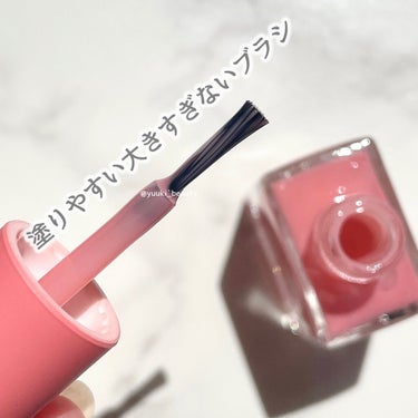 
﻿
﻿
バビメロの速乾ネイルを全色レビュー﻿
﻿
-----------------﻿
﻿
#vavimello (#バビメロ )﻿
#moodlayernail (#ムードレイヤーネイル )﻿
#flowermoodseries (#フラワームードシリーズ )﻿
﻿
8色展開 / ¥990﻿
﻿
-----------------﻿
﻿
韓国コスメといえば…バビメロ！﻿
﻿
アイシャドウやリップアイテムのイメージが強めのバビメロですが、﻿
実はネイルポリッシュも超使いやすいんです✨﻿
﻿
私も初めてバビメロのポリッシュを使ったんですが、﻿
乾きがめちゃくちゃ早くて、﻿
しかもトップコート要らずのツヤ仕上がり。﻿
﻿
乾くのが早いのって本当に1番嬉しいですよね…﻿
﻿
発色はみずみずしさを感じるシアー系で、﻿
重ね塗りするとしっかり色付くタイプ。﻿
﻿
私的には3回ぐらい重ねるのが好きで、﻿
着画は全部3回重ね塗りをしました◎﻿
﻿
ブラシ自体は小さめで、小回り抜群。﻿
﻿
細部まではみ出さずに塗ることができます。﻿
﻿
﻿
春に新しく登場したシリーズを全色頂いたので、﻿
ぜひ購入の際のカラー参考にしてください◎﻿
﻿
﻿
┈┈┈┈┈┈┈┈┈┈﻿
﻿
01 Cherry Blossoms (チェリーブロッサム)﻿
02 Stone Lagrass(ストーンラグラス)﻿
03 Vintage Lilac (ヴィンテージライラック)﻿
04 Brick Rose (ブリックローズ)﻿
05 Spicy Tulip (スパイシーチューリップ)﻿
06 Khaki Olive (カーキオリーブ)﻿
07 Dandelion (ダンデライオン) - shimmer﻿
08 Pink Mulley (ピンクミューリー) - gliter﻿
﻿
┈┈┈┈┈┈┈┈┈┈﻿
﻿
﻿
個人的な推しは、02のグレイかな〜💭﻿
﻿
ちょっと珍しい色で、﻿
こんな色も案外可愛いんだ！って新しい発見をくれました🥰﻿
﻿
07.08のみゴールドラメ入りです。﻿
﻿
﻿
﻿
﻿
参考になった方は、﻿
イイネ❤️や保存🖇をしていただけると励みになります！﻿
﻿
﻿
﻿
﻿
﻿
﻿
﻿
#コスメ好きさんと繋がりたい #コスメ好きな人と繋がりたい #コスメ好き #メイク好きな人と繋がりたい #メイク好きさんと繋がりたい #美容好きな人と繋がりたい #韓国コスメ #プチプラコスメ #セルフネイル #ネイルポリッシュ #春コスメ #新作コスメ #オフィフネイル  #春コスメ購入報告 の画像 その2