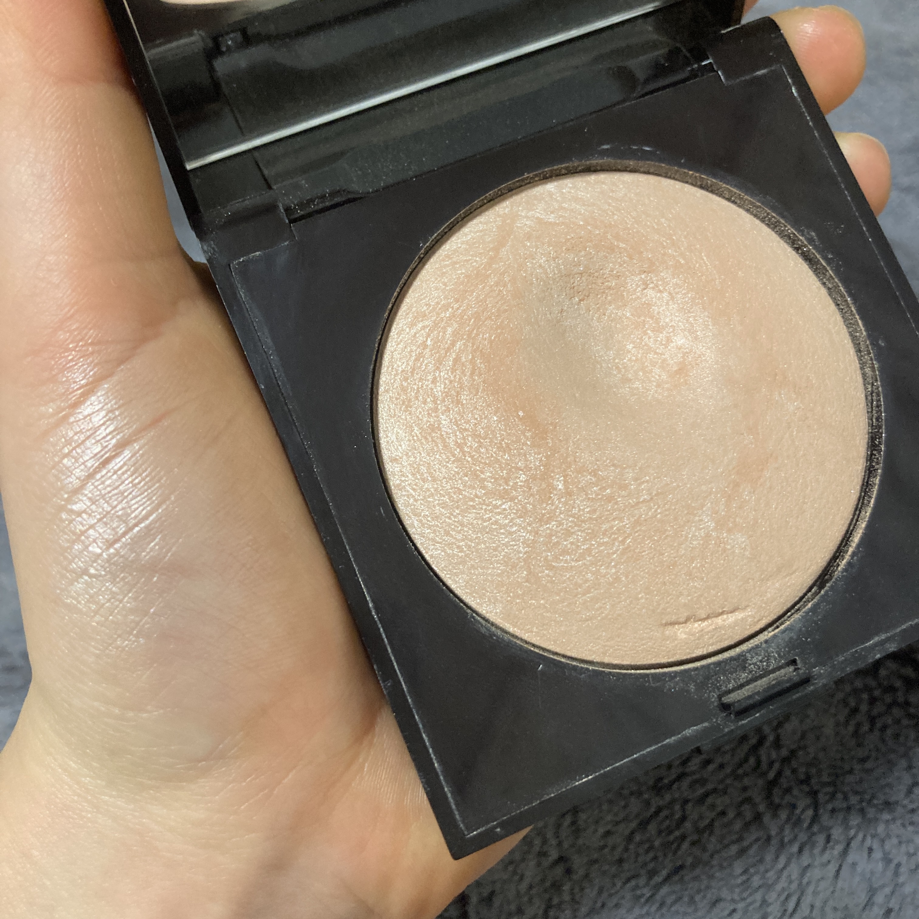 マットラディアンス ベイクドパウダー ハイライト01/ローラ メルシエ/パウダーハイライトを使ったクチコミ（2枚目）