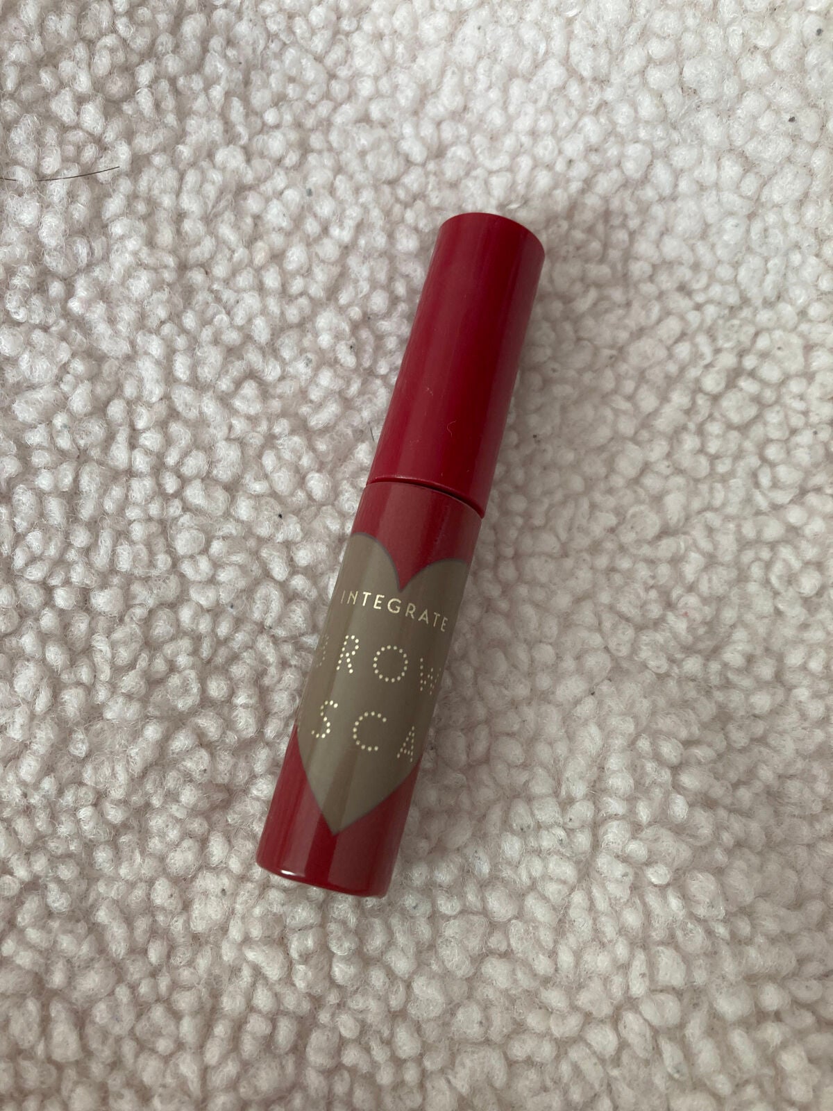 momo.。.:*♡ on LIPS 「これ!コンビニなの!可愛くない?これはアイブローマスカラ!色は..」(1枚目)