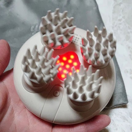 yete ヘッドスパ 電動頭皮ブラシのクチコミ「頭皮の汚れを効率よく落として、マッサージ効果も期待できる商品です。
替えのアタッチメントも付.....」(3枚目)