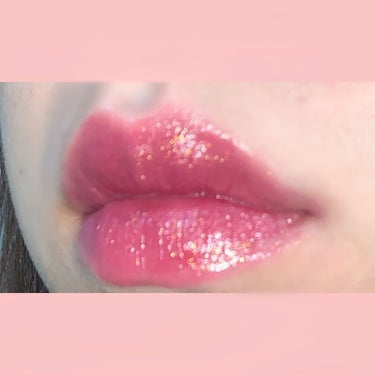 NYX Professional Makeup グリッター ゴールズ リキッド リップスティックのクチコミ「ラメ好き必見♡

2枚目に唇に乗せた写真あります！
フラッシュで撮りました！！

肉眼で見ると.....」（2枚目）