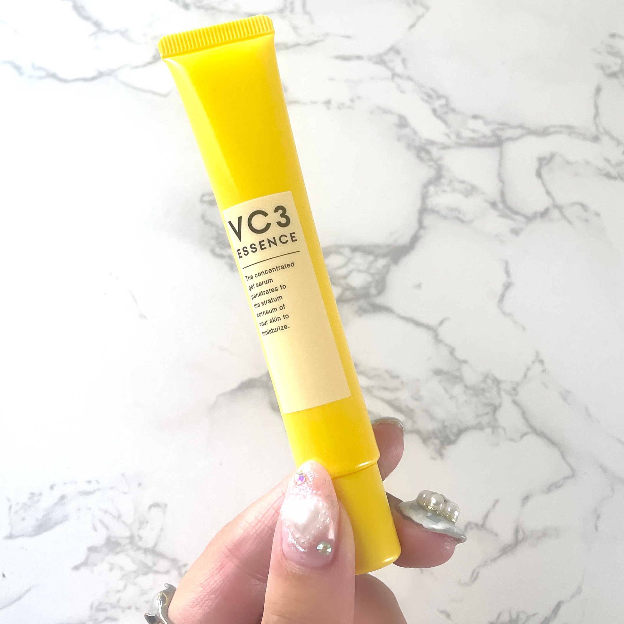 毛穴フォーカスＶＣ
ＶＣ３エッセンス🍋

LDKでもA評価だったスポット美容液！
毛穴の開きが気になる方におすすめみたい🥹
私は気になる頬周りに使ってる！
シトラスの香りも癒されるし、朝肌がつるんとしてるのもお気に入り。

成分にこだわ