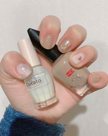 シンプルネイル💅
エイチディーポリッシュとデュカートのコンデンスミルクを使った💕
親指だけ塗り方下手くそ🤣🤣
