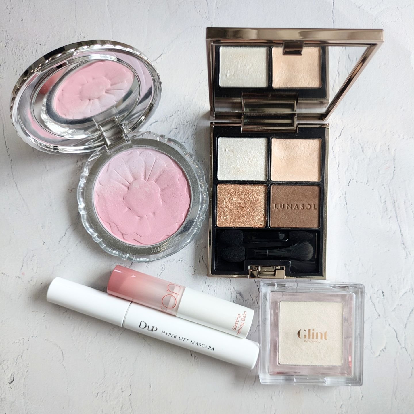 #今日のメイク 
【使用アイテム】
#LUNASOL
#アイカラーレーション
15 #フローレスクラリティ

#ディーアップ
#dup
#シルキーリキッドアイライナー
401 Peach mocha

#ハイパーリフトマスカラ
ブラック

