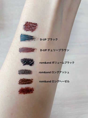 LIPSフェスタのマスカラセットを購入しましたー！

ブラックやブラウン以外にデイリー使いしやすいカラーが入っていて嬉しいです!





全部で10本なんだけど、編集で写真を全部載せられなかったので2回に分けてご紹介します！

まずは、D-UPとrom&andの5本紹介☺️

✼••┈┈••✼••┈┈••✼••┈┈••✼••┈┈••✼


D-UP
ブラック、チェリーブラウン
（税込1650円）
•根元から立ち上げるリフトアップカールブラシ
•ウォータープルーフ
•お湯＋洗顔で簡単オフ
•美容成分配合
•ふんわりキープワックスでカールをふんわり固定
•日本人の合わせてちょっと小さめのブラシ。細く短い毛もキャッチ!

カールタイプなのでボリュームはあまり出ませんでした。美容液成分配合されているので、まつ毛にツヤ感が出ている気がします。
ブラシが小さめなので目頭や目尻の部分がつけやすかったです✨


rom&and
ボリュームブラック、ロングヘーゼル、
ロングアッシュ
（税込1430円）
•まつ毛一本一本キレイにセパレート
•涙、汗、皮脂に強いウォータープルーフ処方
•スリムなストレートブラシ

ウォータープルーフタイプのrom&andのマスカラはお湯オフ出来ない分、全然崩れない！！
カールキープも良きです◎
目の下パンダになりやすい人はオススメです✨

#マスカラ#マスカラレポ#アイメイク #カラーマスカラ#デイリー使い #正の画像 その1