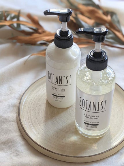 BOTANIST ボタニカルシャンプー モイストのクチコミ「とてもシンプルなデザイン。
なんとも絶妙な手書き風の表記が心を掴む
BOTANISTのシャンプ.....」(2枚目)