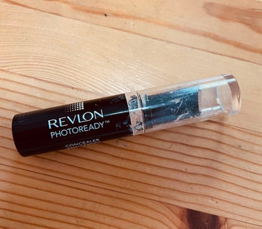 (写真1、2、3)REVLONフォトレディ コンシーラーは、そばかすとシミだらけの私にぴったりで愛用してます♡
クレヨンみたいで柔らかい使い心地です。

(写真4がすっぴん)私はイエベ系ですが、顔の肌が薄くて青白いので日焼けすると、すぐシミになります(泣)

その強い味方がこのコンシーラーで、きっちりカバーしたい時使います♪カバーをしっかりするとポイントメイクのカラーも映えるのでバッチリメイクの時もします♡

(写真5)化粧下地を伸ばした後、このコンシーラーを気になるそばかすやシミ、鼻の横の黒ずみ、黒くまなどにチョンチョンと乗せて指でぼかしていきます。スポンジで強めにやってしまうと、コンシーラーがスポンジへ持っていかれるので、私はいつも軽く指でぼかす感じです。

(写真6)それから次にこの時のファンデはONLY MINERALSのパウダーっぽいファンデーションを使います。この時、コンシーラーを馴染ませる気持ちで使うとシミが和らいでいきます。

(写真7、8)それでももっと気になる！という日はBECCA First Light Priming Filterのパープルの色をファンデの前に、少し手に取ってチョンチョン♡(ここでパープルを選ぶのはお肌の色によります。くすんでるのが気になる方はパープルがオススメです。)

(写真9リップ塗り忘れました💦)後は、明るめの自分の肌の色にあったピンクやオレンジなど明るい色でアイメイク、チーク、リップを入れていくと、シミやクマなどの色むらはどんどん「目が逸れて」気にならなくなります。

自己流の部分もありますが、良かったら、ご参考になさってみてください😊
の画像 その0