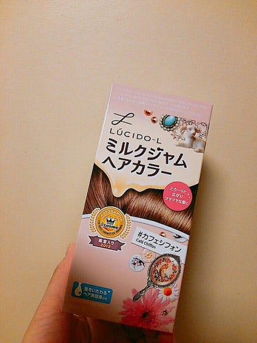 久々の投稿✏

先月から仕事がめちゃくちゃ忙しくて
美容院行き損ねて、さらにこのご時世に出かける気になれず…
プリン化。
一度気になるともう我慢できなくて！

自分でやっちゃいました。
20年振り？
ビ