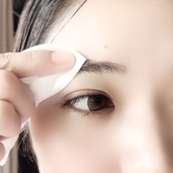 眉毛にティッシュを当てている女性