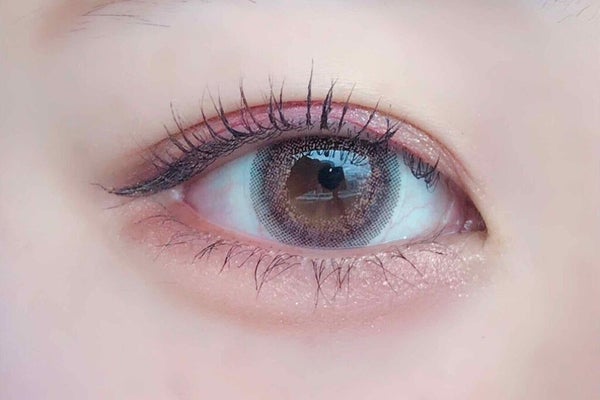 【二重さん向け】アイシャドウの塗り方とおすすめアイテム13選!アイシャドウが溝にたまるお悩みも解消