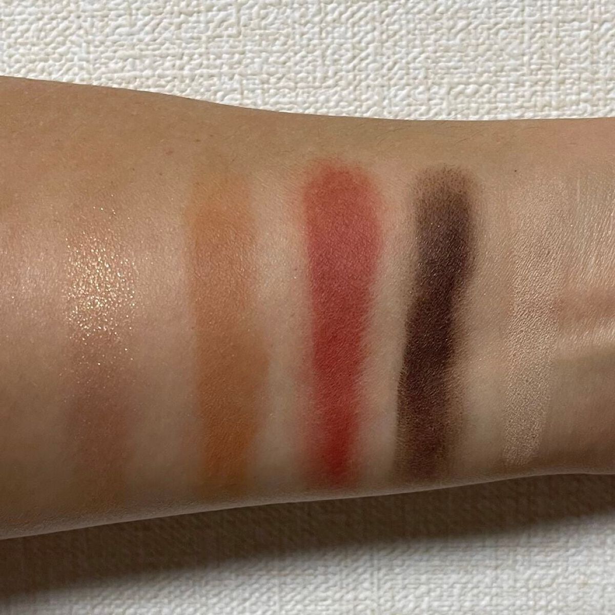 エッセンシャル マルチカラー アイシャドウパレット ロージーアウトルック（限定色）