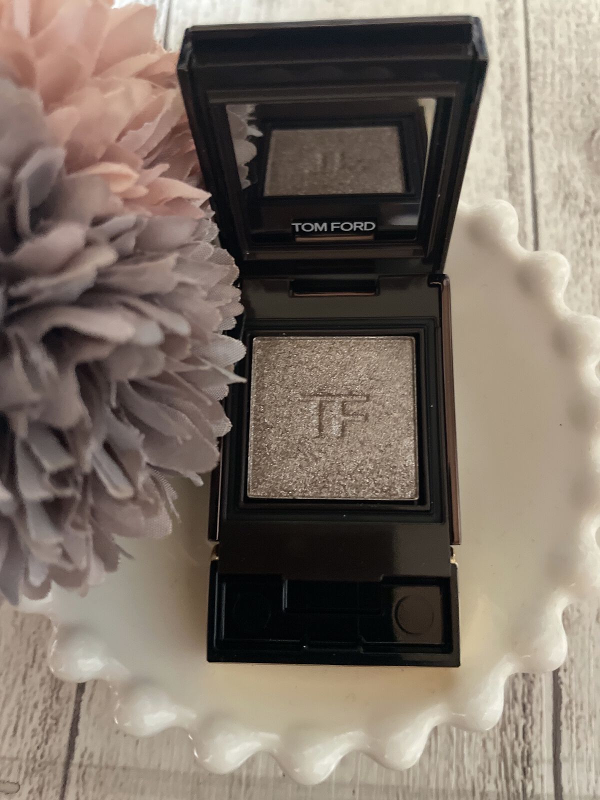 プライベート シャドウ 02 ブレスレス (パイエット)/TOM FORD BEAUTY/単色アイシャドウを使ったクチコミ（1枚目）