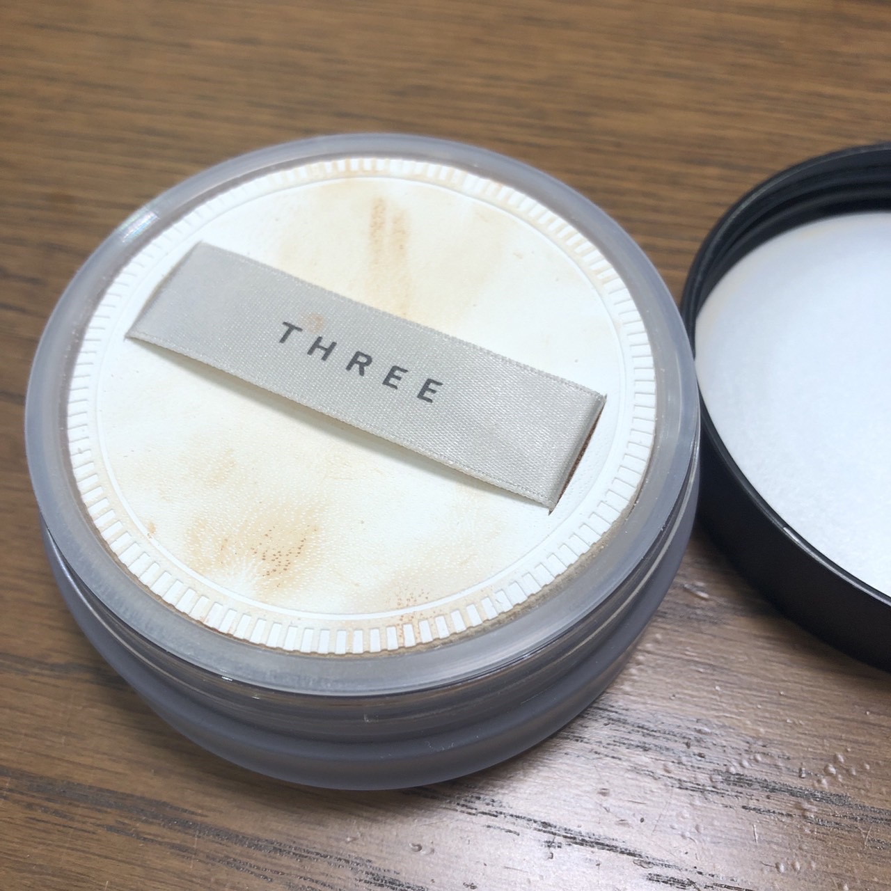 アドバンスドエシリアルスムースオペレーター ルースパウダー 01 スムースマット/THREE/ルースパウダーを使ったクチコミ（3枚目）