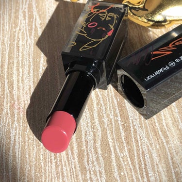 ルージュ アンリミテッド ラッカーシャイン＜2019年クリスマスコフレ限定＞ ロージー ショット/shu uemura/口紅を使ったクチコミ（2枚目）