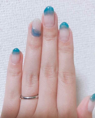 100円ネイルでセルフネイル💅

シーグラス風ネイルー！
ACクイックドライをトップコートで薄めたものを全体に塗ります。
TMのフローズンホワイトを爪のピンクの部分だけ塗り、爪先はキティネイルのクリアブ