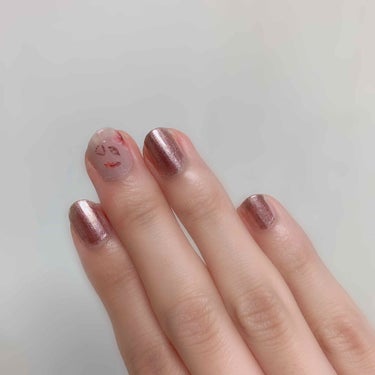 ＼単体でもオシャレに決まる✨／
ネイルホリックのブラウンカラーを紹介します〜！

----------------------
NAIL HOLIC
br307
----------------------

初めて付けたのに
一番好きなカラーになりました笑←


メタリックっぽいブラウンにゴールドラメがたくさん入っていて、とっっても可愛いカラーです🥺

ゴールドっぽく見えるんだけどピンク味もあって付けやすいカラーだなと思いました


写真は付けてから2.3日たったものなので少しハゲてしまっています💦


私は爪が小さくて短くて、、ネイルがあまり綺麗に見えないのがコンプレックス😢

ただ爪の形はもうどうしようもないので、、笑
少しでも爪が長く見えるように、ネイルを爪全体には塗らず、横を少し残して塗るようにしています✨

しかも、
爪が小さいと強い色でも少し柔らかく見えるから、濃い色に抵抗があっても付けやすいよね？
って最近は開き直ってます笑


ちなみに中指には
ダイソー サンリオネイルのオーロラモカ
＋
キャンドゥのしずくウォーターネイルシール
を付けています！

しずくウォーターネイルシールは付けるのが簡単で本当にありがたい...



少しでも参考になったら嬉しいです🌟



#ネイルホリック 
#BR307
 #ラメ博覧会 の画像 その1