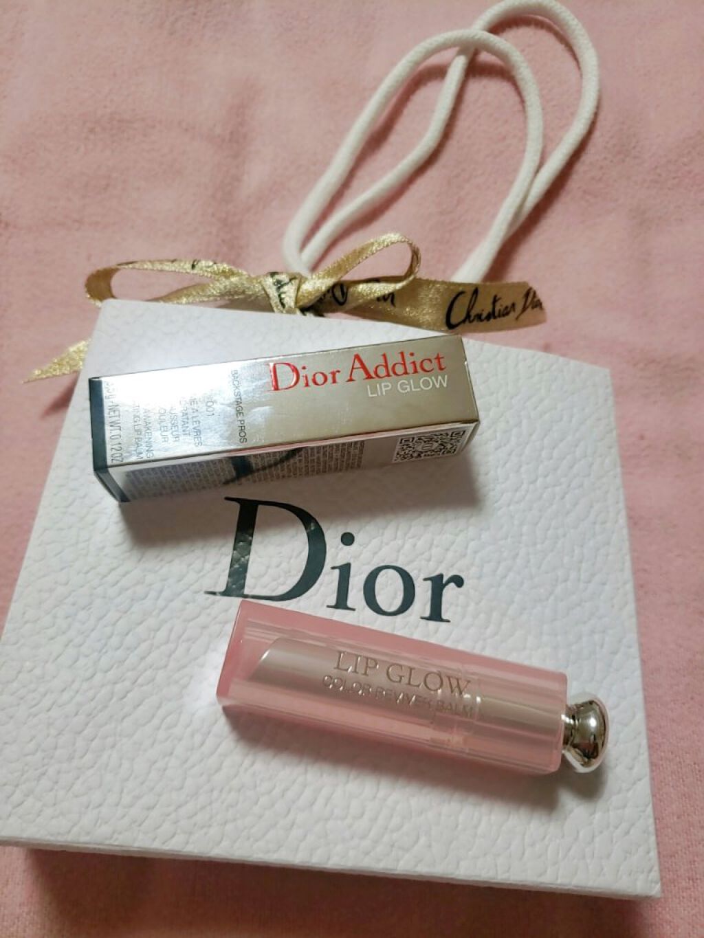 *Diorアディクトリップグロウ*
001番を購入！

荒れないティントバームを求めて一生口コミをチェックして
行き着いたのがこれでした。
色はBAさんにいっぱいみせてもらって悩んで悩んでとりあえず失敗なしの大人気色001を購入しました。
