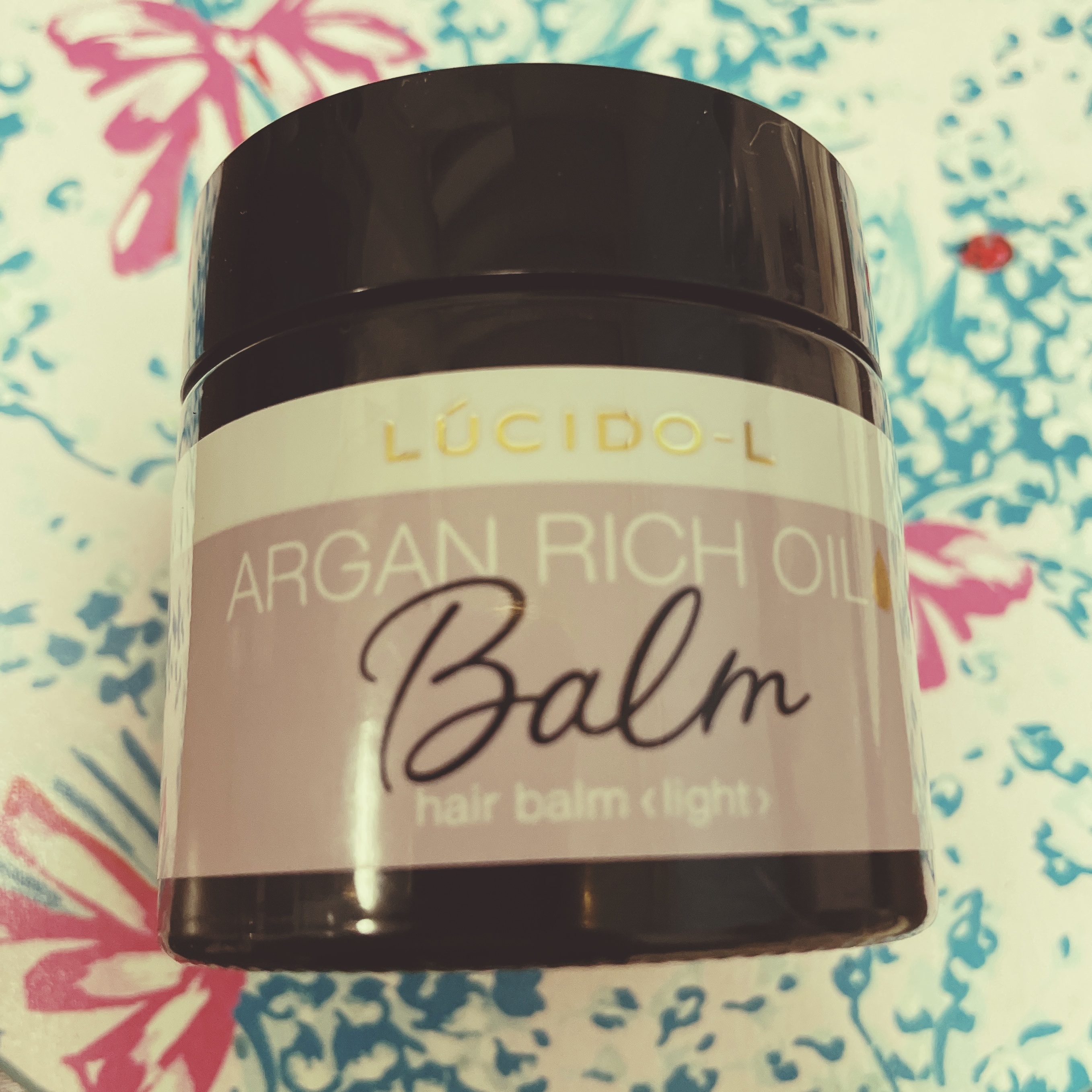 ルシードエル
メルティーヘアバーム　ライト

フルーティーフローラルの良い香り付きのヘアバーム🫧バームにありがちなオーガニック系の柑橘の香りがしません🥺✨甘いフローラルの香り。
香りはやや強めです。

ライトなので軽い仕上がり！
濡れ髪