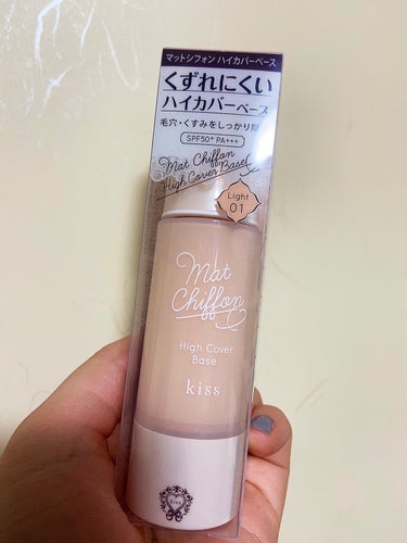 アピタにて購入しました。

かわいいパッケージと同じくかわいいボトルのデザイン！
SPF50+PA+++の表示と店頭のPOPにあったハイカバーの文字に惹かれて◎

顔に乗せてからぴたっと密着してくれるまでがはやいので、いつも急いで顔全体にのばしています( *ˊᵕˋ*)
使い心地が軽くて明るい色味も好き。

家族にも布教しました◎

#kiss
#キス_マットシフォンベース
#ファンデーションの画像 その0