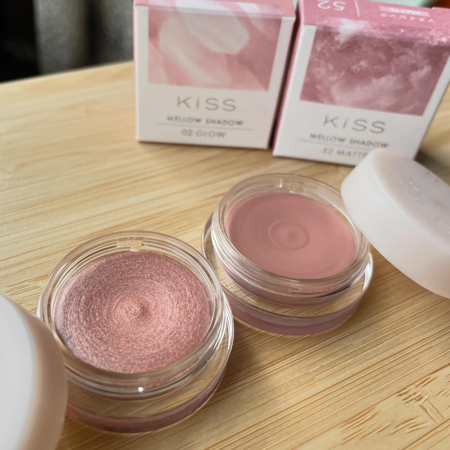 ，
⁡
KISSの新商品
メロウシャドウを使用してメイクをしました✨️
⁡
⁡
こちらはLemon Square様を通して株式会社伊勢半様よりご提供いたたいた キス メロウシャドウになります。 
⁡

⁡
体温がにじむような血色感を与えるの