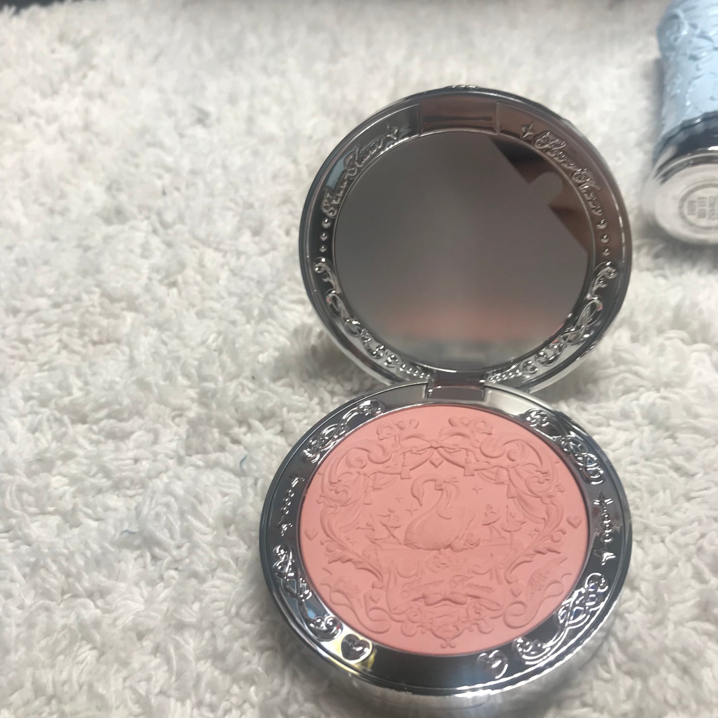 フラワーノーズ スワンバレエシリーズ ブラッシュコンパクト/FlowerKnows/パウダーチークを使ったクチコミ(2枚目)