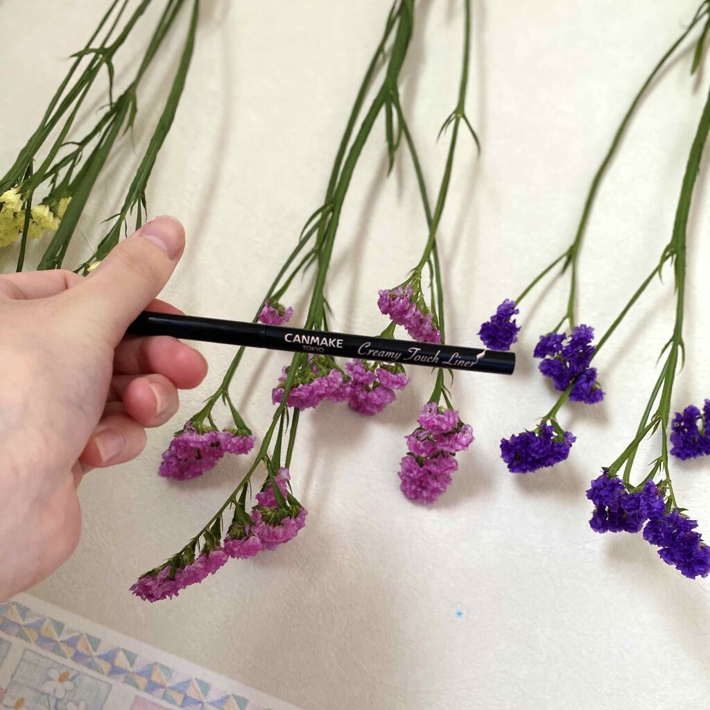 クリーミータッチライナー　01

これはスルッとかけて凄い良いです👌🏻
少し落ちやすいところがあるので汗かいたら無くなります💦　けど失敗しても綺麗に消すことができます！

スルッと描ける分無くなるのは早いですが、キャンメイクは安いので