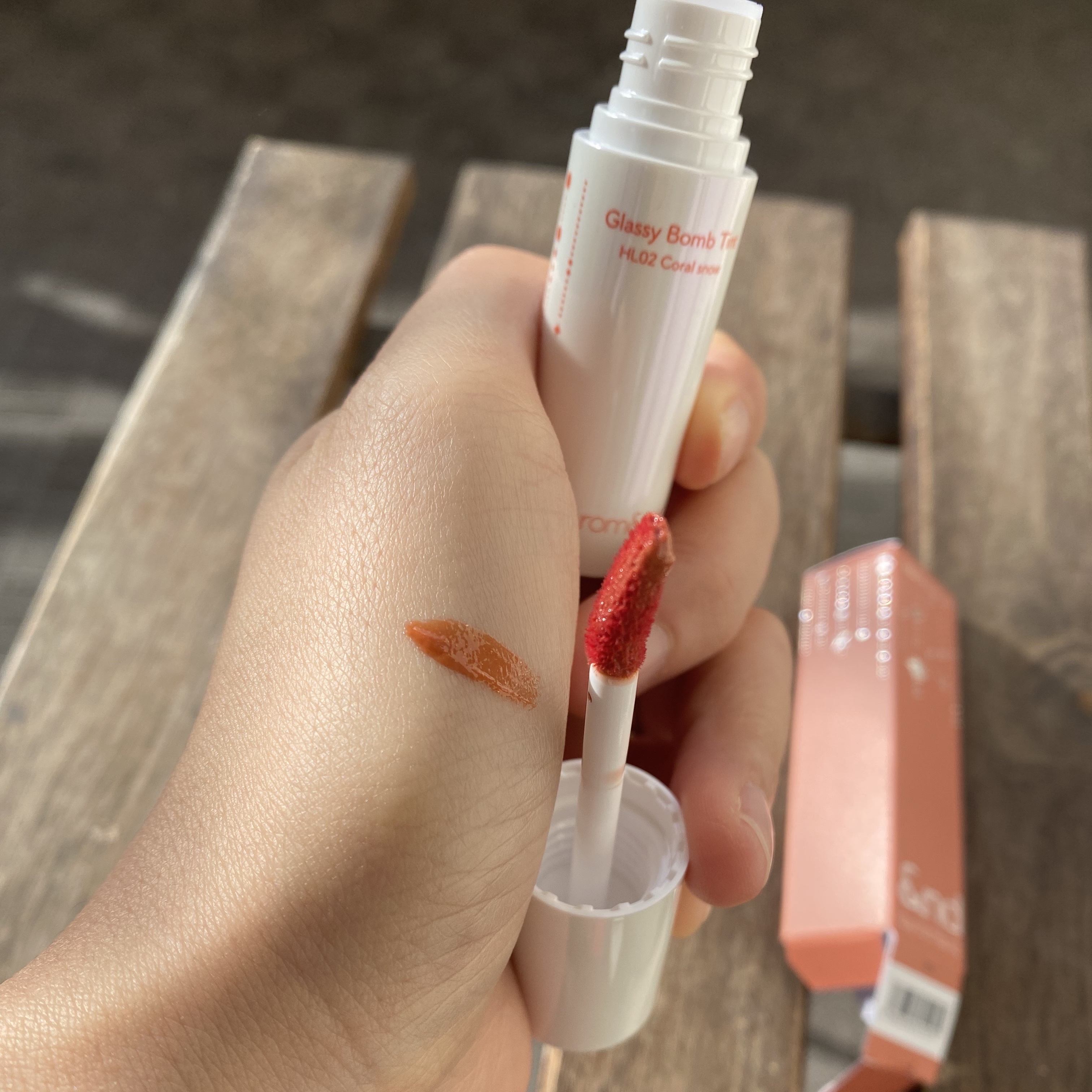 アンドバイロムアンド　グラッシーボムティント HL02 CORAL SNOW/&nd by rom&nd/リップティントを使ったクチコミ（3枚目）