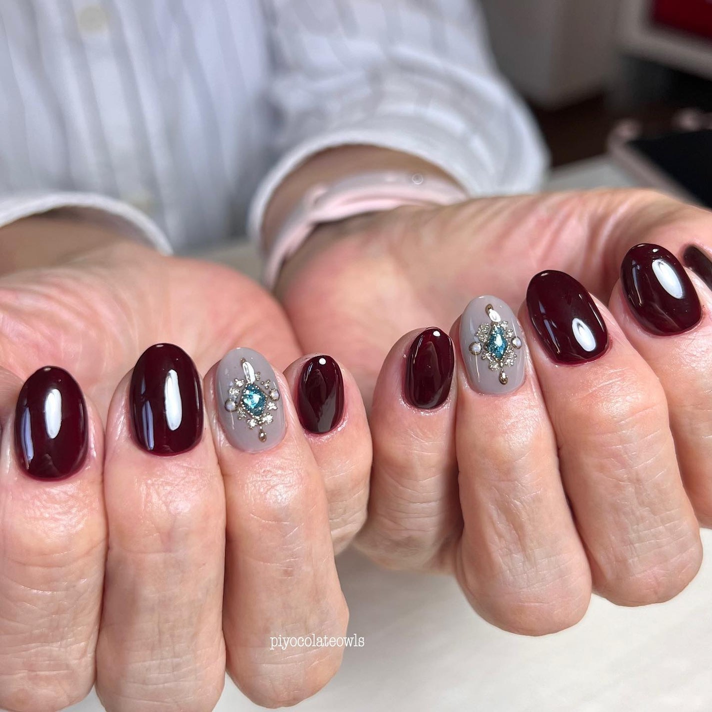 ぴよこれいと あうるす on LIPS 「オーダー…ボルドーでシンプルにポイントアート🎨ボルドーは何色も..」(3枚目)
