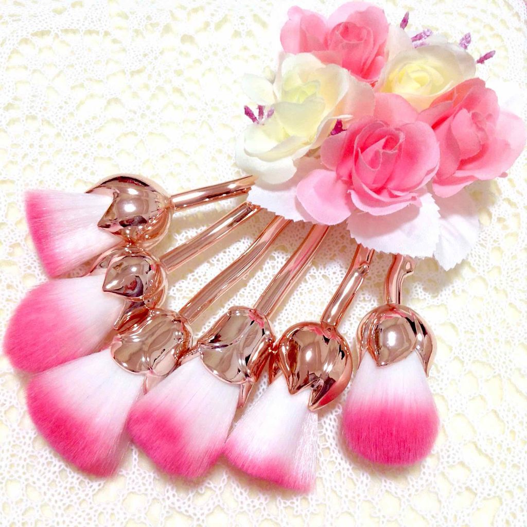 ゆな@yuyuyu000ooo on LIPS 「薔薇のメイクブラシ🌹言わずもがな見た目が可愛いから買ったブラシ..」(1枚目)