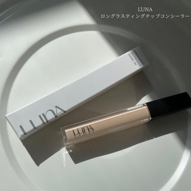 ▷LUNA 
ロングラスティングチップコンシーラー
01 Vanilla

最近いろんな方が使っててよく見かけるのと
遂には小田切ヒロ先生のYouTubeでも
出てたので買ってみました🤍

カラー選びはファンデとの相性を
考えながら選びました。
頬の赤み・毛穴が悩みpointなんですが
なんと...隠れました...🥺
チップで置いたあとスポンジで馴染ませて
使用したんですが綺麗に見えました！
毛穴も埋めてくれたので
ちょっとした外出はコンシーラーの後に
パウダーのみで出てます。
時短アイテムに良いです✨

保湿力に関してはかなりあると
私は感じました！
ただしっかり保湿をした上でかなと🤔
保湿が足りないと乾燥を感じました。

コンパクトで持ち運び便利、
カラーバリエーションも豊富なので
自分に合った色味や
肌色補正用のコレクターもあるので
用途に合わせて使うのに
オススメなコンシーラーです🤤❤️

#luna_コンシーラー 
#luna 
#コンシーラー 
#鹿の間ちゃんに届け の画像 その0