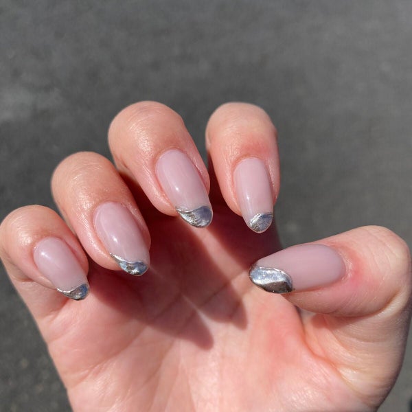 ミラーネイルで光沢感がきれいな爪先に!おすすめのデザインとやり方をご紹介