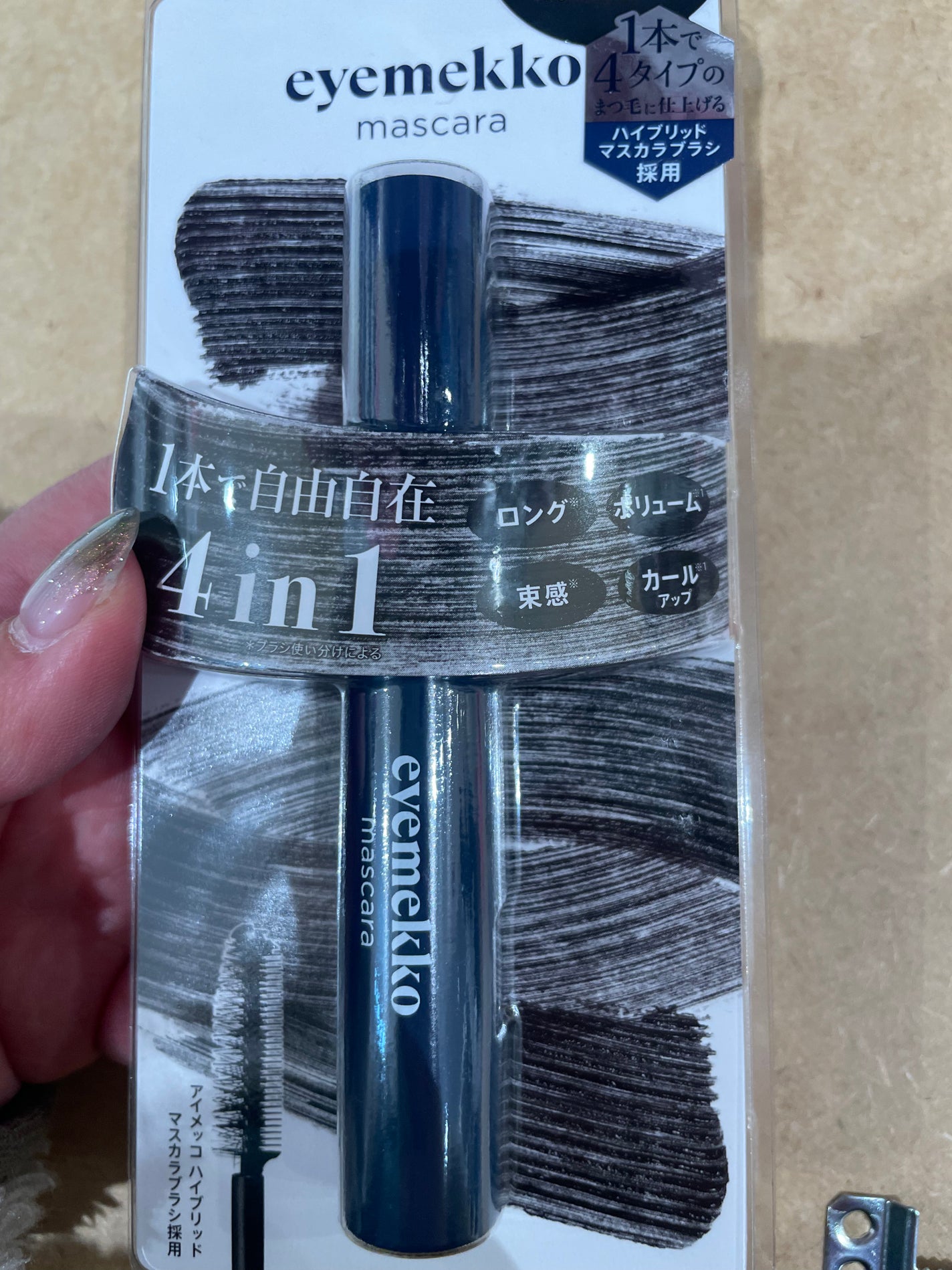 fabulous_gloss_2ju on LIPS 「不思議なブラシの形状で便利です!バサバサつけたければブラシで束..」(1枚目)