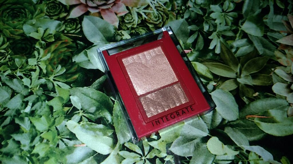 時短にも、ポーチインにも。簡単便利な2色アイシャドウのサムネイル